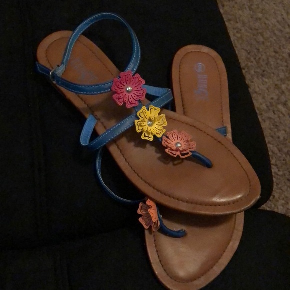 🌸 Sandals - Picture 3 of 4